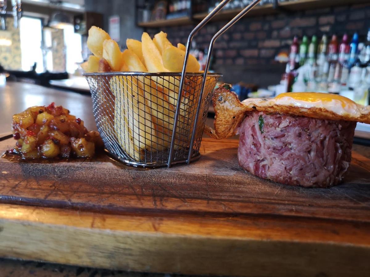 Cardiff Arms Bistro & Hotel Treorky Екстериор снимка